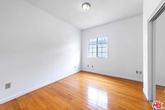 Building Photo - 832 S Catalina St