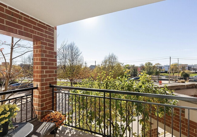 Building Photo - "Spacious 1-Bedroom Retreat with Granite T...