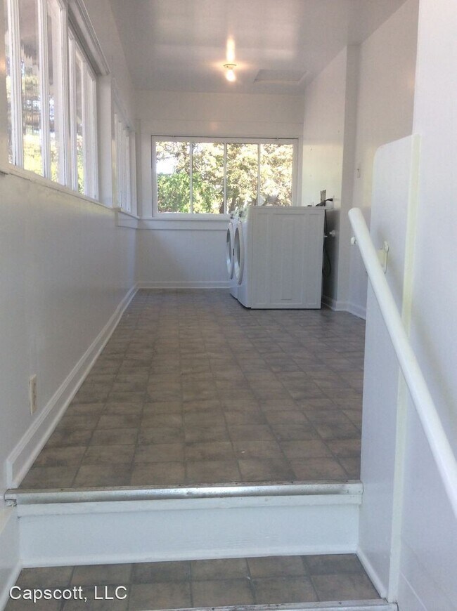 Building Photo - 1 br, 1 bath Apartment - 3727 SE Cora St.