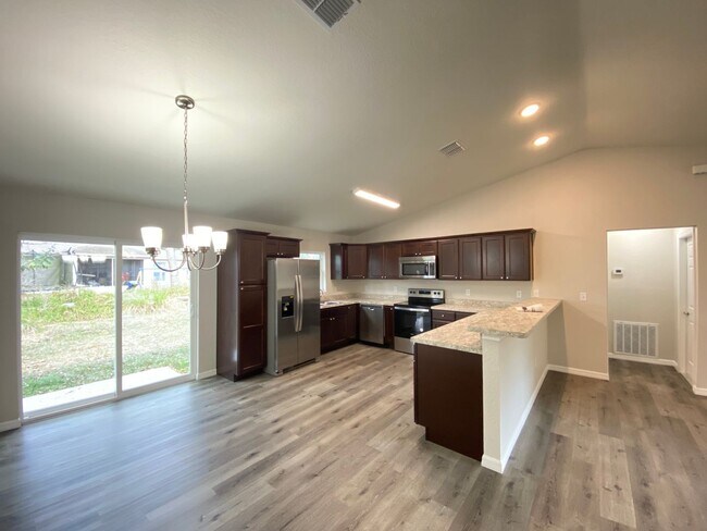 Building Photo - *** NOT AVAILABLE TO SHOW TILLL MID APRIL *** Custom Home - Desirable SE Ocala Neighborhood 3/2/2...