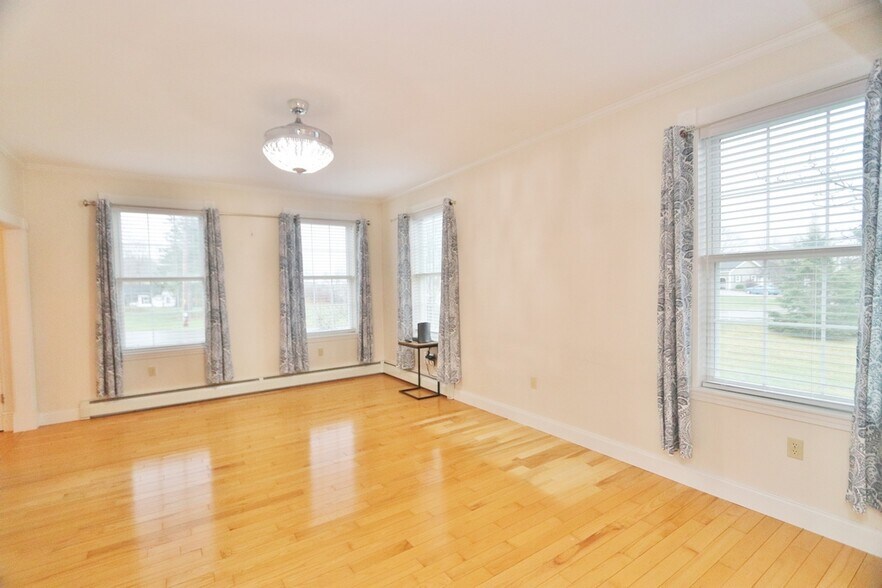 Building Photo - 21 Longmeadow Dr