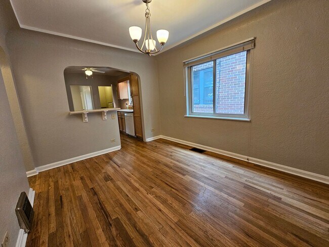 Building Photo - Alamo Placita Adorable 3 Bed 2 Bath Bungalow w/ CACH, Garage, Fenced Yard & More