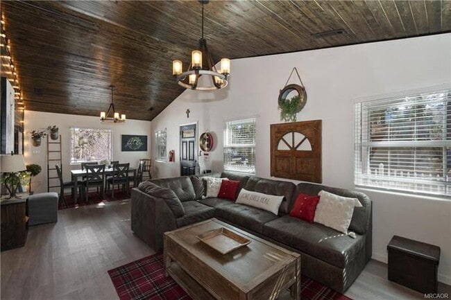 Building Photo - Move-In Ready 2 Bed / 2 Bath + Bonus Room & Den/Office