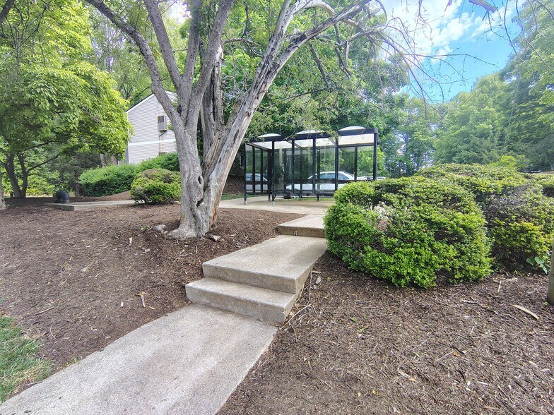 Building Photo - 600 Reusens Rd