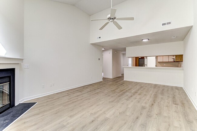 Building Photo - Lovely Town Home in Inland Greens