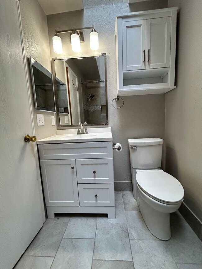Building Photo - Beautiful & Bright Corner Condo in North Boulder