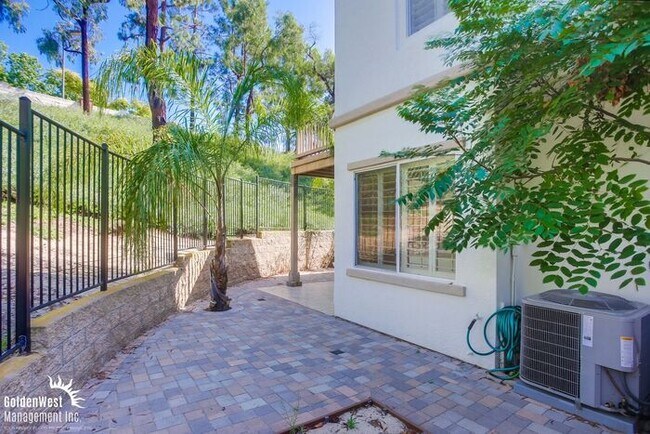 Building Photo - Stunning 3Bdm 2.5Ba Townhome in Carmel Valley