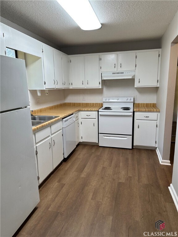 Building Photo - 120 Pinehurst Ct