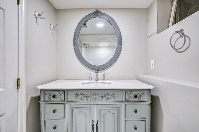 Building Photo - Gorgeous 5 BED + 3.5 Ba in Main House, 1 + 1 in BSMT, 1 + 1 above garage  in the Heart of Downtow...