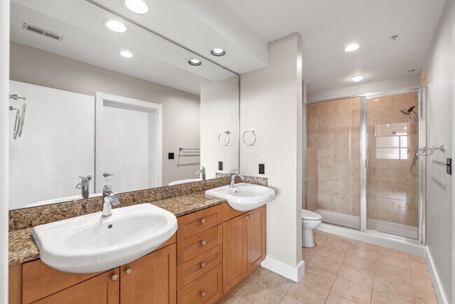 Building Photo - Stylish Uptown 2BD Condo with Balcony, Par...
