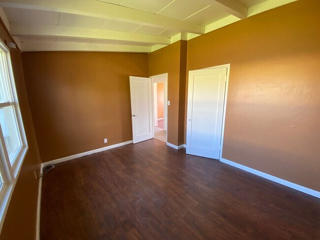 Building Photo - 3 Bed/1 Bath with Large fenced yard in central Paso Robles near Highschool!