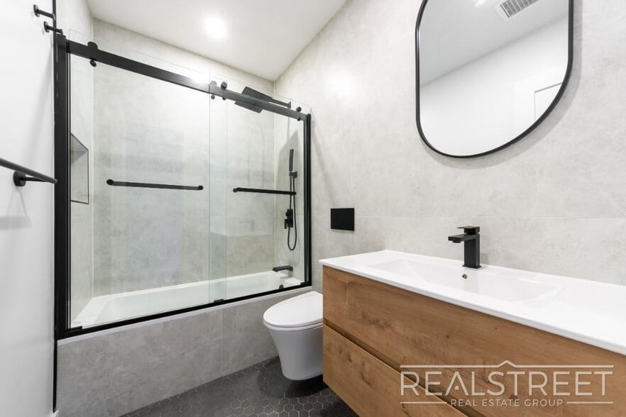 Building Photo - Brand New 3 Bed 2 Bath in Bed Stuy Townhouse!