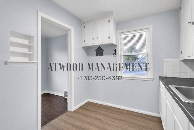 Interior Photo - 14118-20 Evergreen Rd