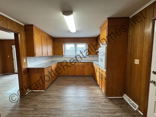 Building Photo - Brick ranch with brick workshop