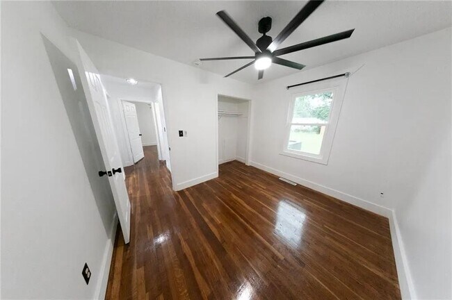 Building Photo - 406 7th St Terrace