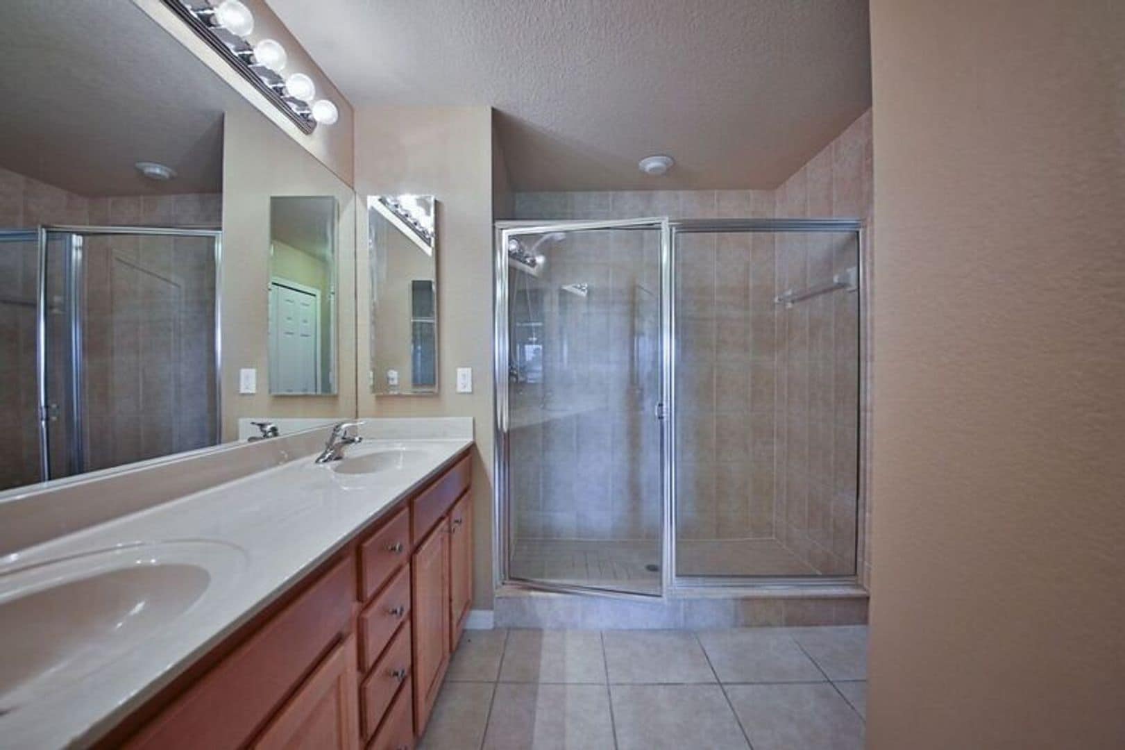 Building Photo - Santa Barbara Villas - Move in Special