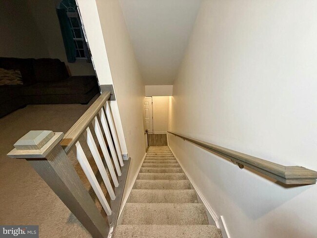 Building Photo - 4812 Crest View Dr