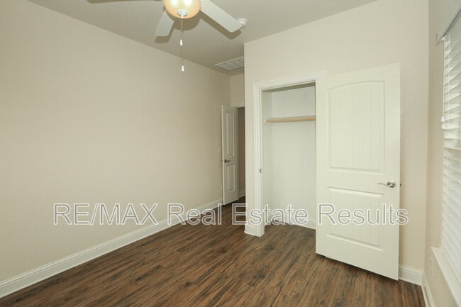 Building Photo - 2106 SW Huntwick Ave