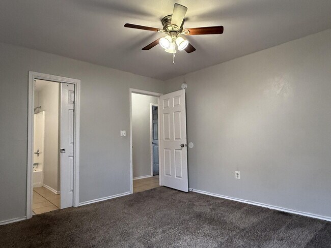 Building Photo - 304 N Brentwood Ave