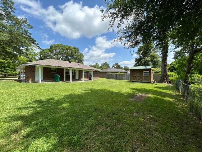 Building Photo - Great home in a Great Denham Springs Location