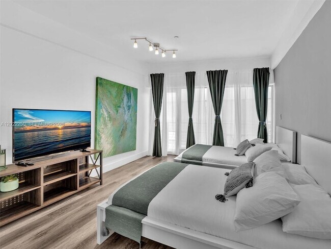 Building Photo - 1052 Ocean Dr