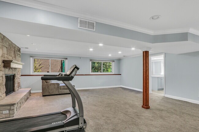 Building Photo - 107 E Burr Oak Dr