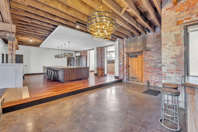 Building Photo - 2419 W 14th St