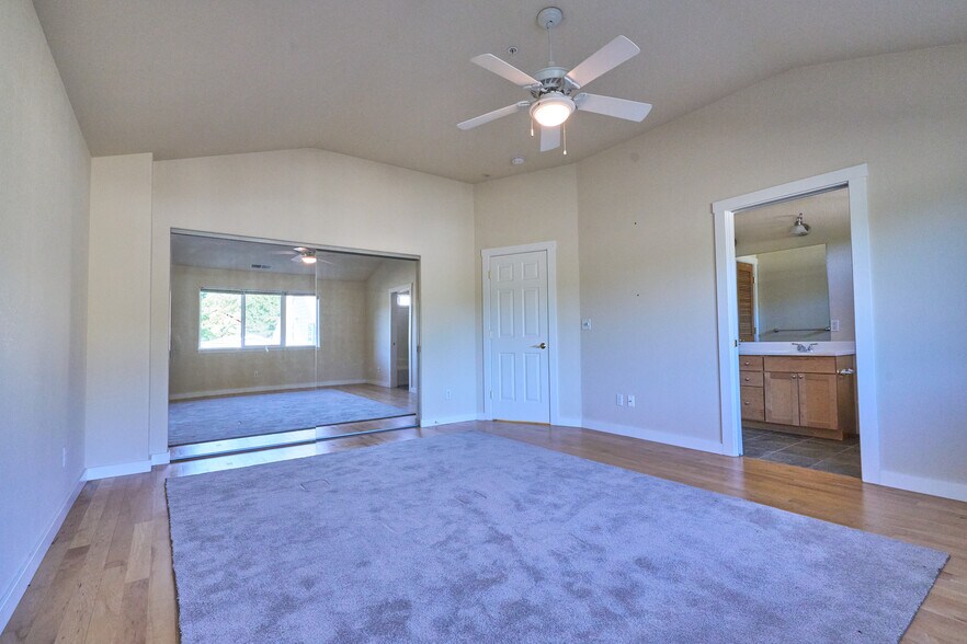 Primary bedroom w/ensuite bathroom - 973 B St