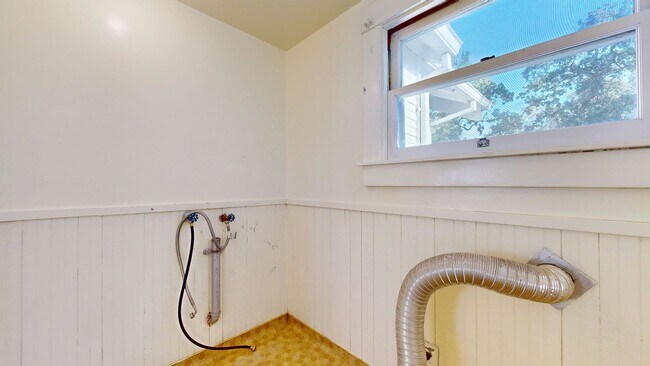 Building Photo - Bright Country Three Bedroom One Bathroom ...