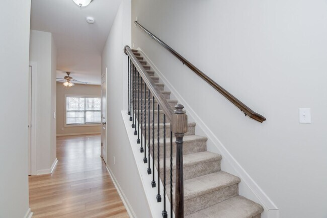 Building Photo - 3 Bedroom 2.5 Bath Townhouse