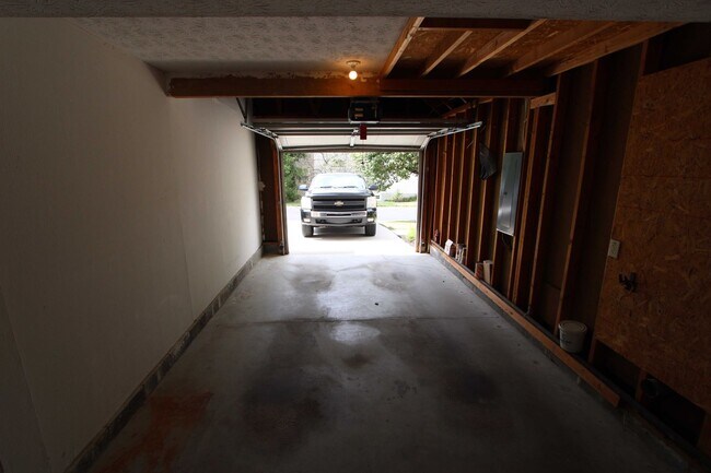 Building Photo - 2 Bedroom 1 and half Bathroom Single Famil...