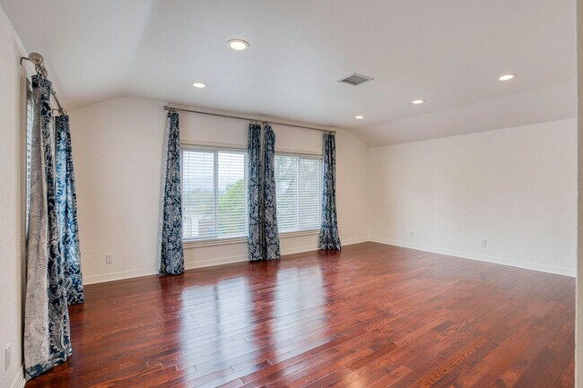 Building Photo - FALL IN LOVE with a Woodland Hills View