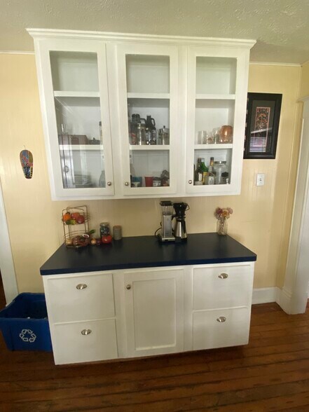 Abundant kitchen storage - 1310 N Clay Ave