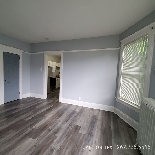 Building Photo - Charming 1 Bed 1 Bath Apartment in Prime L...