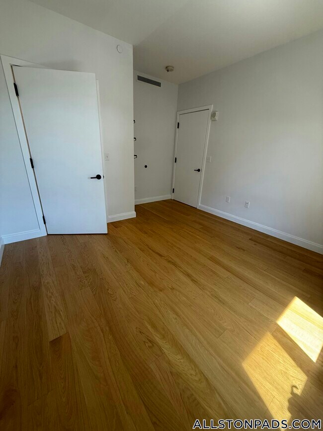 Building Photo - 83 Gardner St