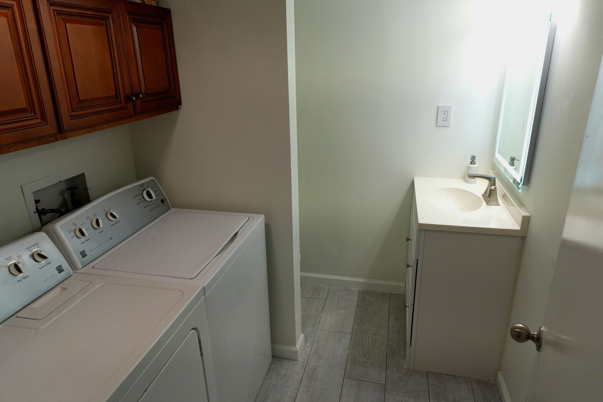 Building Photo - 932 Kingsbury Dr