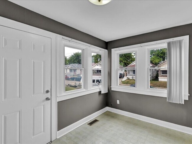 Building Photo - 3220 Grant Ave