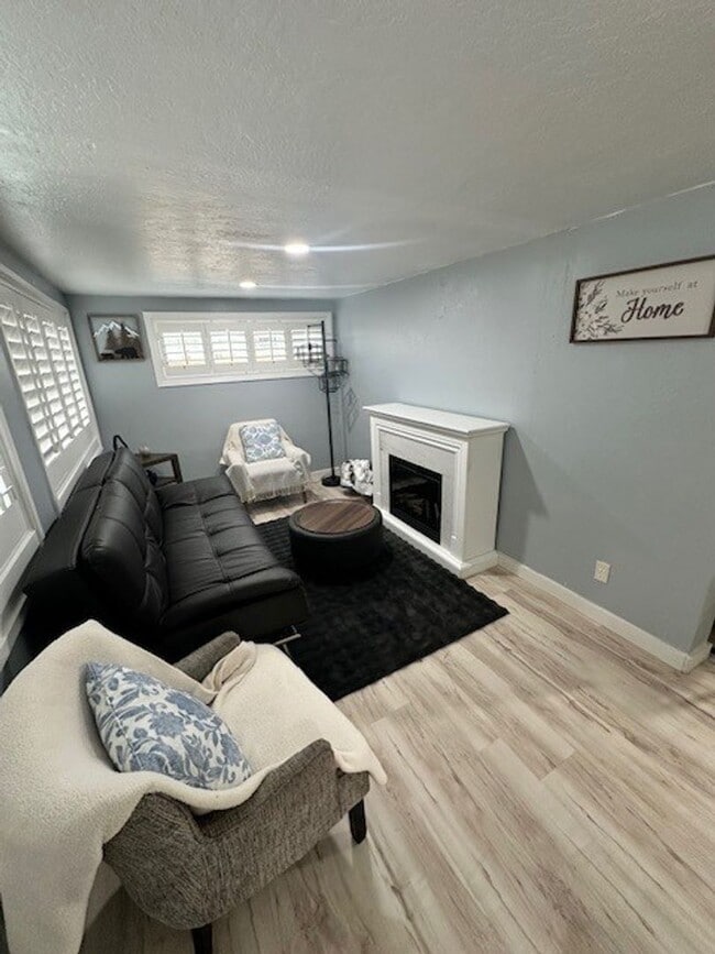 Building Photo - Nicely renovated 2Bd 2Ba house with large yard and pet friendly!! Available for a seasonal rental...