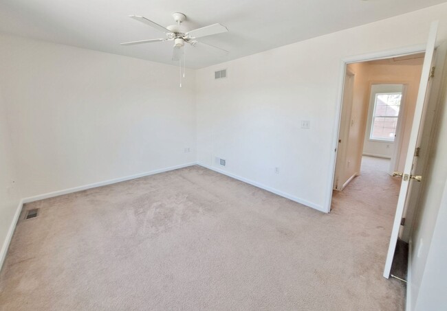 Building Photo - 2 Bed / 1-1/2 Bath Townhome