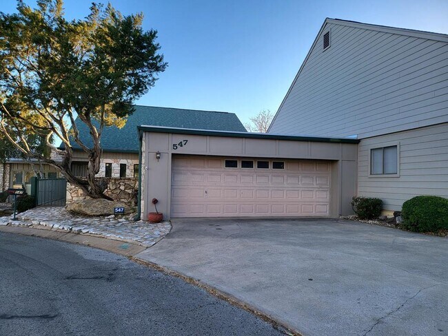 Building Photo - 547 Fairway Dr