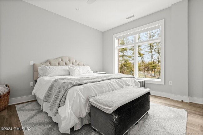 Building Photo - 1381 E Putnam Ave