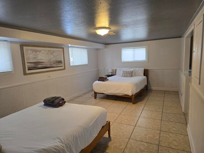 Building Photo - 7014 N Kilbourn Ave