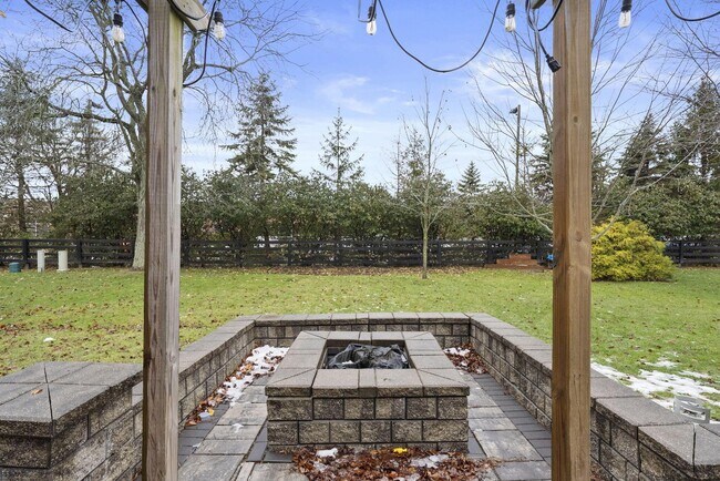 Building Photo - 397 Abbotsbury Dr