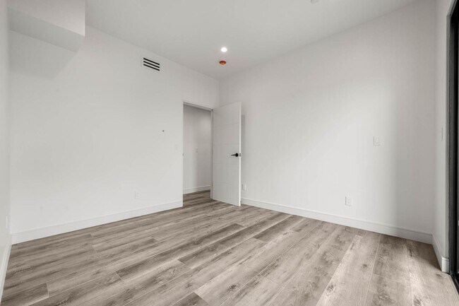 Building Photo - 1920 S Sherbourne Dr