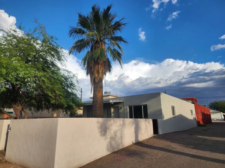 Front view from driveway - 1434 E Elm St