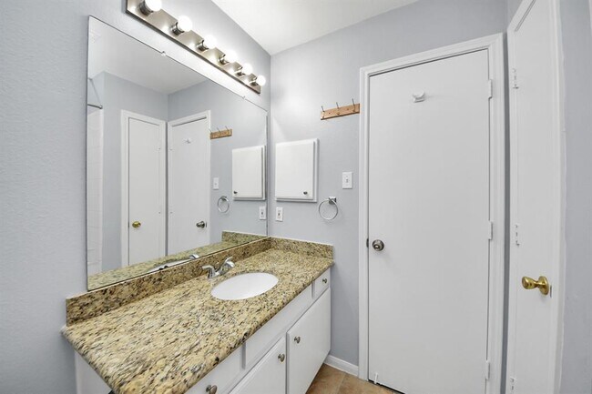 Building Photo - 10405 Shadow Oaks Dr