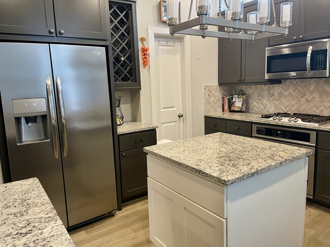 Building Photo - 6755 Highclere Manor Ln