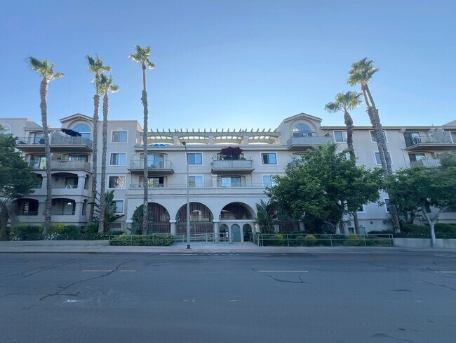 Building Photo - **555 Maine Ave #304 Long Beach** Upstairs 3 bedroom 2 bath - 2 weeks free OAC!!