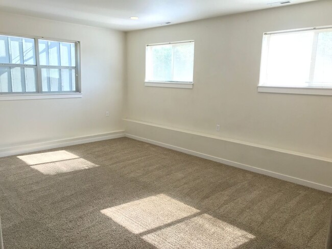 Building Photo - Hard to find 4 Bed, 3 Full Bath Home