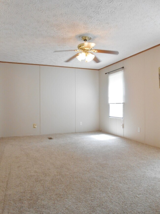 Building Photo - Large 3 Bedroom 3 Bathroom Modular Home in...